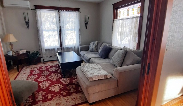 The Manor: Cozy Vacation Home