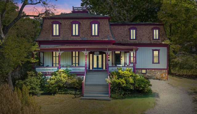 The Manor - historic mansion, covered porch, wifi, walk to everything, king bed