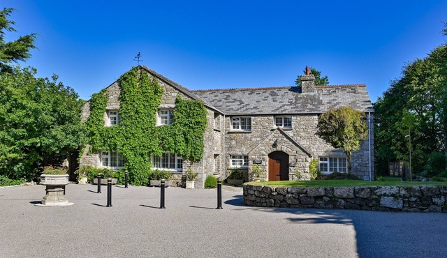 The Manor House - a tremaine manor that sleeps 13 guests in 7 bedrooms