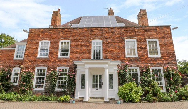 THE MANOR HOUSE, pet friendly, with hot tub in Scarborough