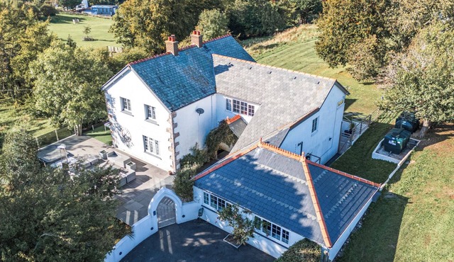 THE MANOR HOUSE SKERRY VORE, pet friendly, with hot tub in Llandudno