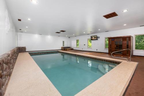 The Manor-Indoor Pool-Speak Easy-Game Room-Sauna