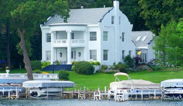 The Manor on Green Lake- A stately lakefront estate walking distance to downtown