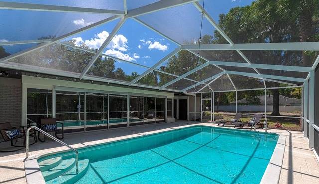 ~The Manor Sleeps 12 Heated Pool & Seclusion~