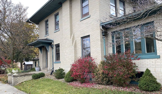 The Manor - Spacious, Elegant, and in a great location!