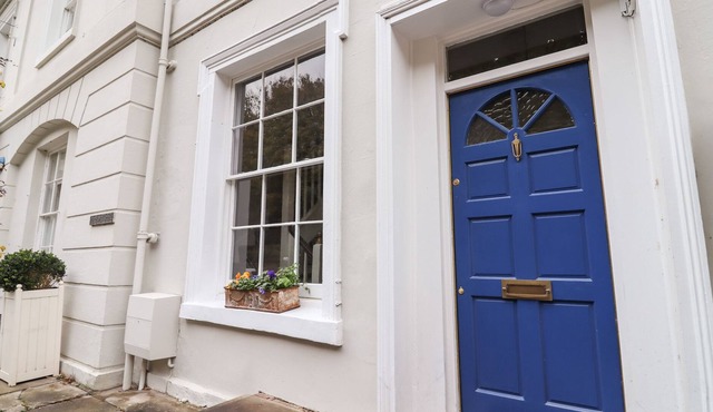 THE MANSE STUDIO, pet friendly, character holiday cottage in Malvern