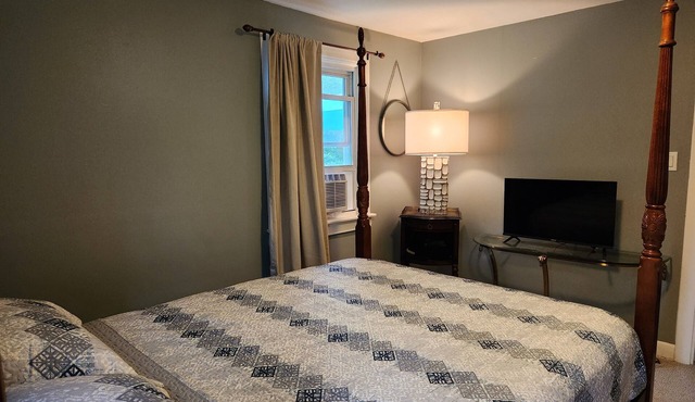 "The Maple", a charming Niagara B&B room, near Crystal Beach and Niagara Falls