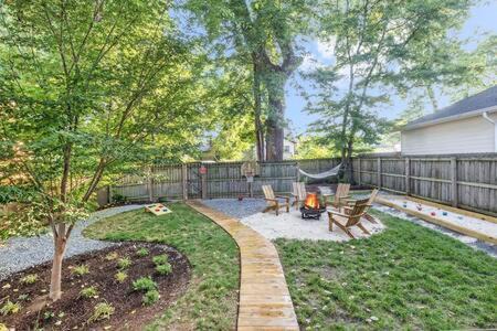 The Maple House - Huge Backyard & Mins to Broadway