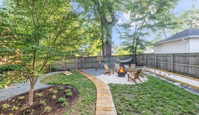 The Maple House - Huge Backyard + Mins to Broadway!