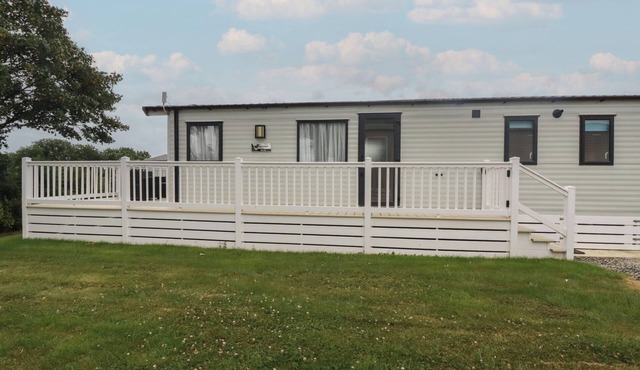 THE MAPLES, NO. 56, family friendly, with pool in Polgooth