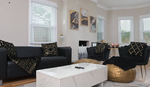 The Marbled Speakeasy - Luxury Home w/backyard. 3 minutes to the Alamo!