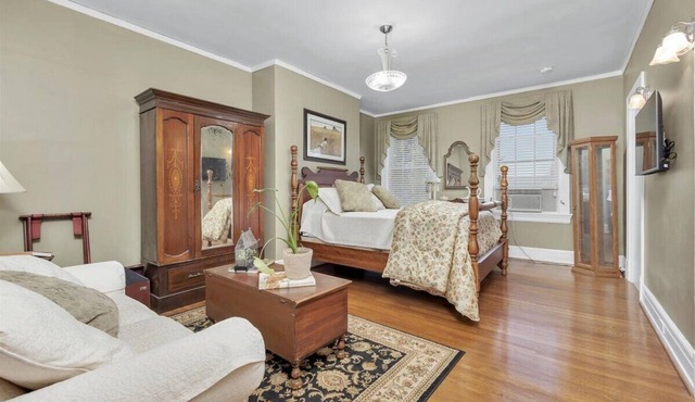 The Maridor - "Lily"-Historic home near lots of shops and restaurants
