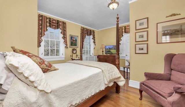 The Maridor - "Tulip" - Historic home near lots of shops and restaurants