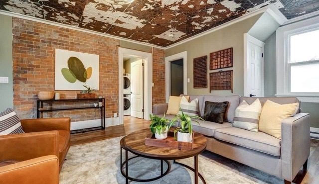 The Marigold - Gorgeously remodelled PEC farmhouse