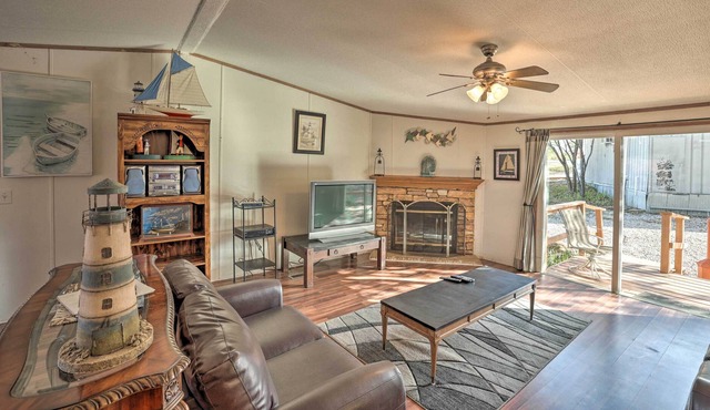 'The Mariner Inn' w/ Fire Pit & Lake Access!