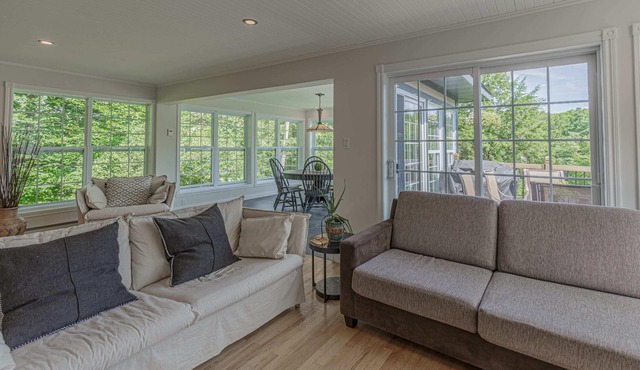 The Mariposa - stunning waterfront with hot tub!