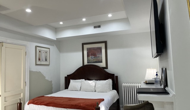 The "Mark" Victorian Brownstone – Sleeps 10-12/9 Beds