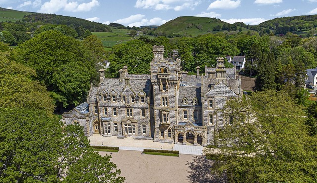 THE MARY MAUDE SUITE STONE CROSS MANSION, with a garden in Ulverston