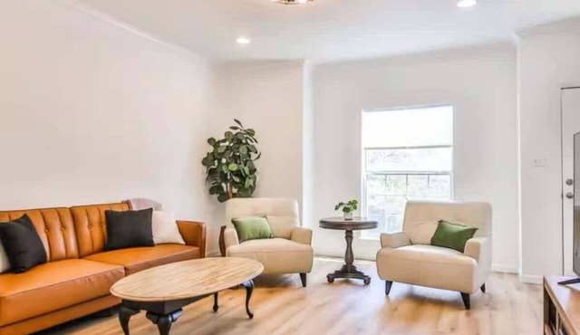 The Matador Flat - 2BR/2.5BA - Sleeps 6