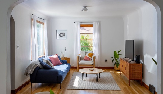 The McKenzie BnB - Charming & Cozy - 1 Block from Downtown Pullman!