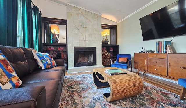 The MCM House - Mid-Century Modern Gem with Heated Pool & Hot Tub - Sleeps 12