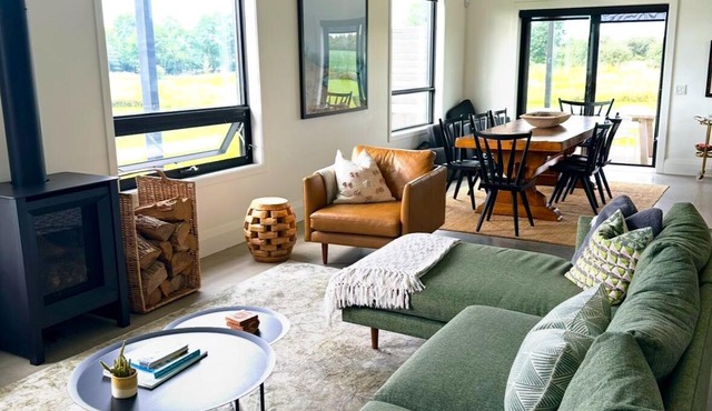 The Meadow House PEC: A Modern Oasis surrounded by wineries w/patio & fireplace