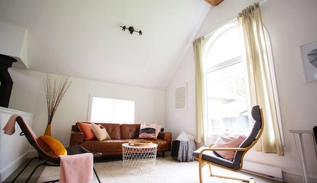 The MEADOWLARK Guest house | Character-filled farm guest house on 8 acre