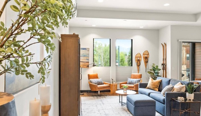 The Meadowlark Loft: Cozy Modern Retreat