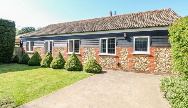 THE MEADOWS COTTAGE, pet friendly, with open fire in Billingford