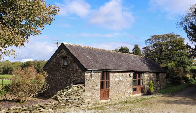 THE MEALHOUSE, pet friendly, character holiday cottage in Pelynt