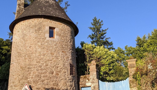 The medieval tower of the Château de la Carrée *
