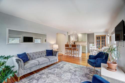 The Meeker House (Charming 3/4 Bedroom Home)