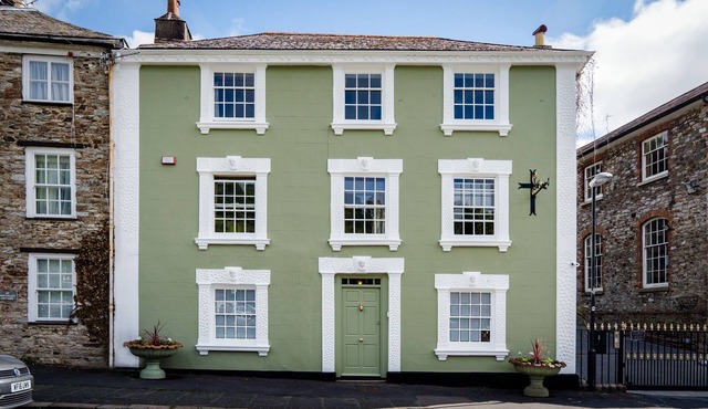 THE MEETING HOUSE, pet friendly, with open fire in Ashburton