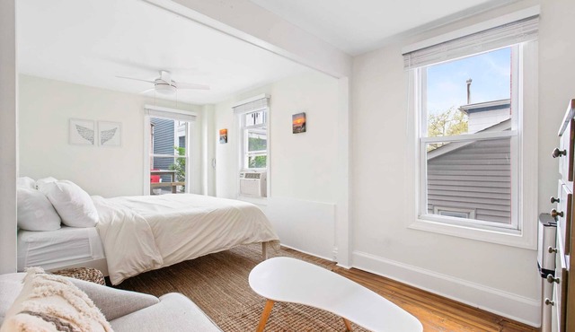 The Melrose, 1C - King Bed & Bath: Romantic Getaway, Steps from the Beach, Cozy
