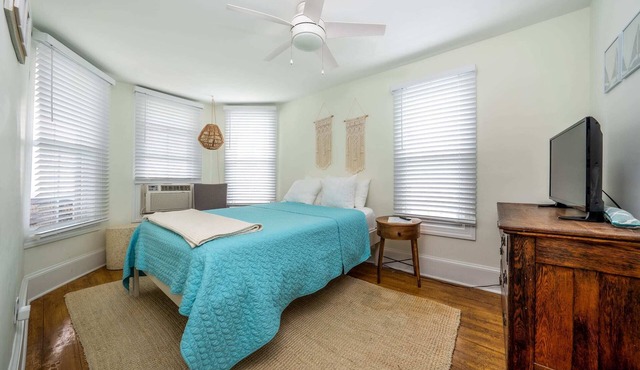 The Melrose, 2A - Double Bed & Bath: Romantic Getaway, Steps from the Beach, Coz