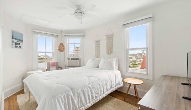 The Melrose, 3A - Queen Bed & Bath: Romantic Getaway, Steps from the Beach, Cozy