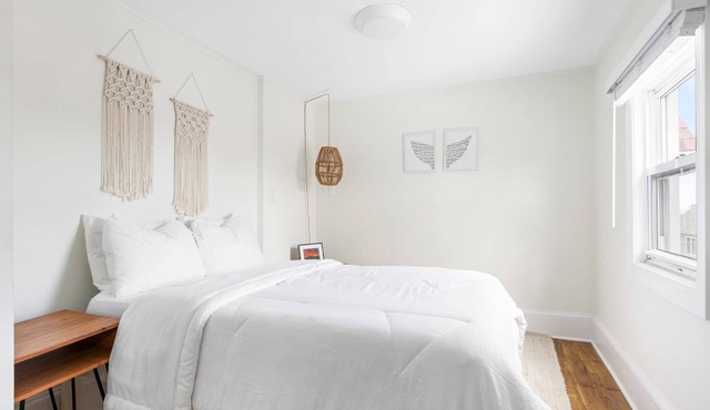 The Melrose, 3B- Full Bed & Bath: Romantic Getaway, Steps from the Beach, Cozy B