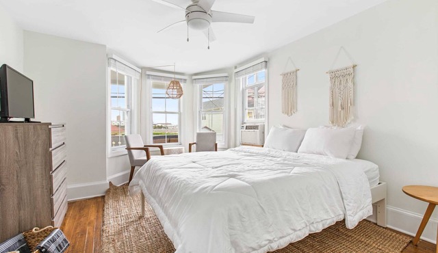The Melrose, Room 1A- Queen Bed & Bath: Romantic Getaway, Steps from the Beach,