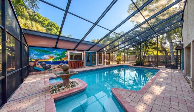 The Mermaid House. 5/4 home 1 mi to beach w heated(free) saltwater pool w/lanai