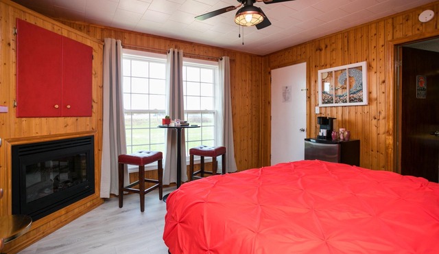 The Mermaid’s Cove is an Inviting Romantic Couple’s Retreat on the Harbour-side