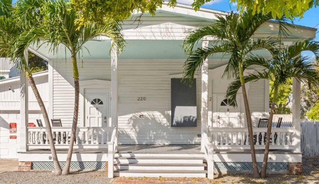 The Mesa House - One block from Duval St