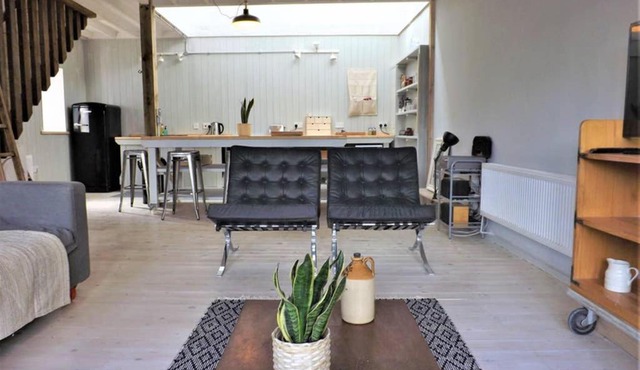 The Mews - Tastefully Restored Mews House Close To The Sea