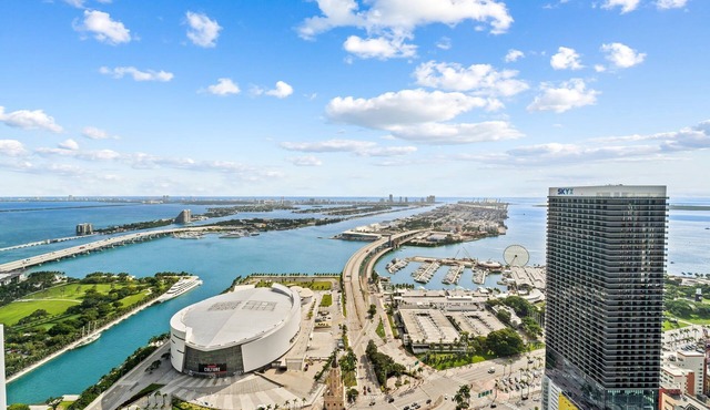 The Miami Penthouse - 51st Floor Luxury 3 Bedroom Condo with Breathtaking Views
