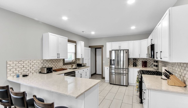 The Mica - Spacious Full Duplex with 7 bedrooms and WiFi, AC in charming Detroit