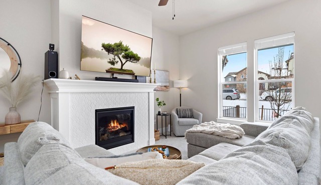 The Mid-Century Boho Comfort Getaway—Private Room—Your Perfect Retreat Awaits!