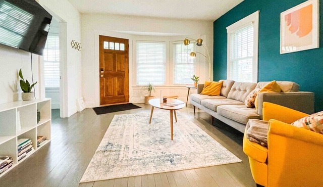 The MidCentury Modern 5 min to Airport PETS!