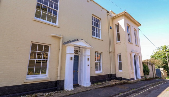 THE MIDDLE HOUSE, pet friendly, luxury holiday cottage in Southwold