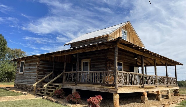 The Midnight Moon Cabin, Horses, Goats, Cows, Hot tub, relax, then do it again!