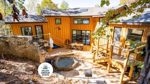 The Mighty Sycamore Treehouse at Treetop Escapes