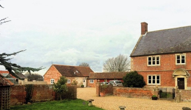 The Milk House, beautiful dairy cottage, pet friendly and beautiful views